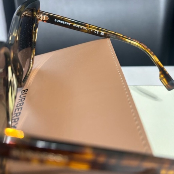 EUC - Burberry Sunglasses; Full inclusion BE4366 - Picture 5 of 8
